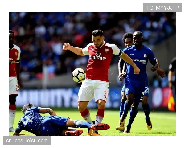 雨战！阿森纳vs切尔西一役，萨卡滑倒错失单刀后愤怒捶地